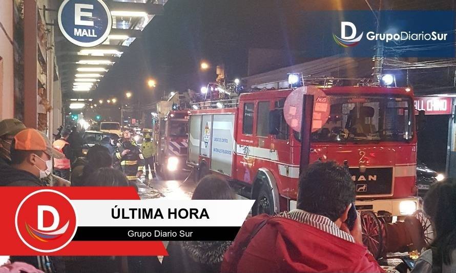 Vehículo se incendió en estacionamiento de mall en Osorno