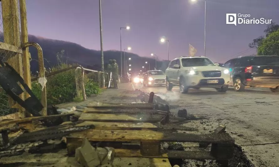 18-O: se reportan escombros en el puente Pedro de Valdivia tras protestas