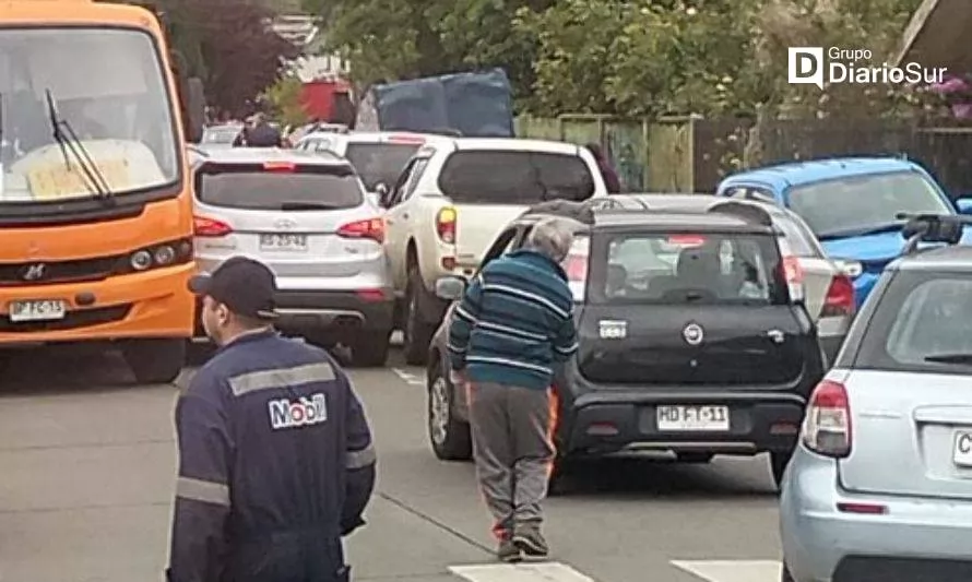 Congestión por mal estacionados: “Algo pasa en Valdivia que no se respetan las normas”