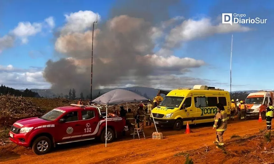 Por avance del fuego evacúan puesto de mando que coordina 
lucha contra incendio forestal