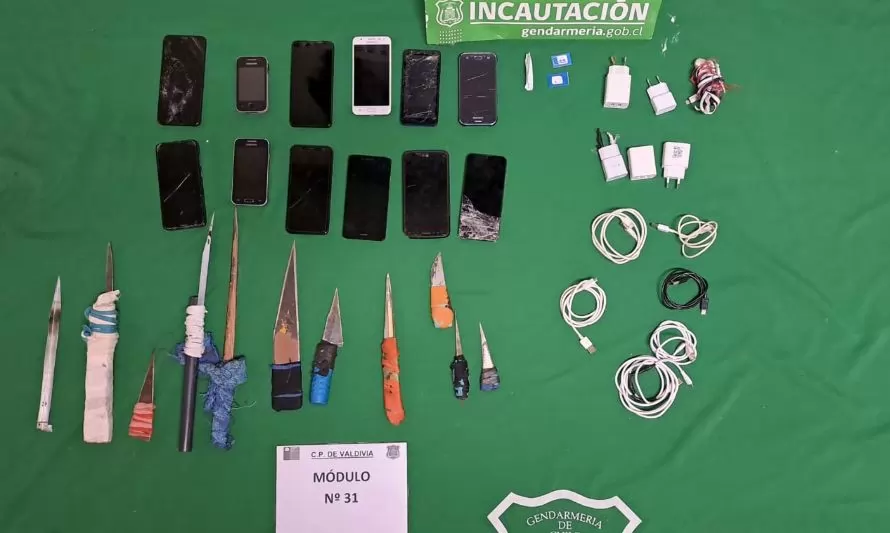 Incautan celulares, armas “hechizas” y licor artesanal tras allanamiento en cárcel de Valdivia

