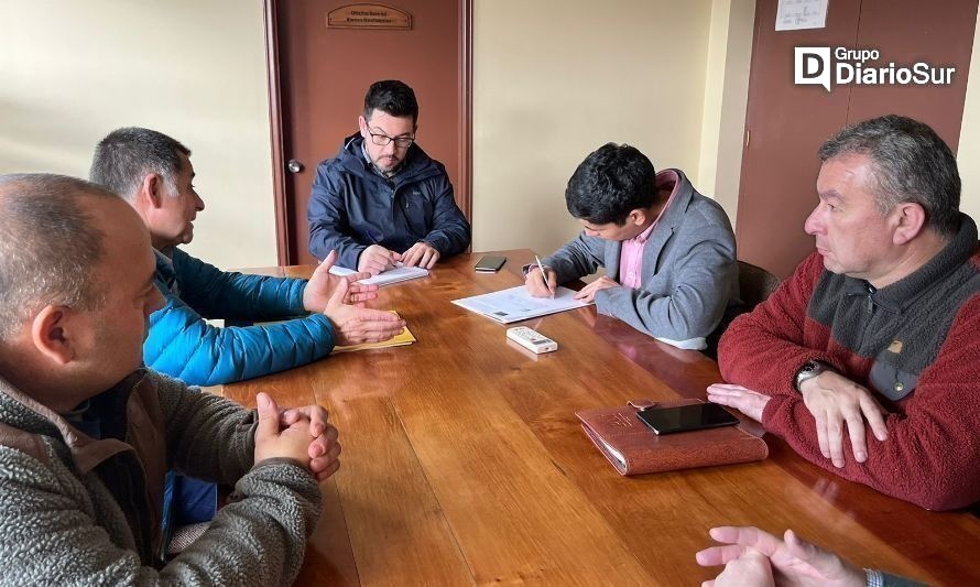 Bomberos de Coñaripe se reunieron con seremi de Bienes Nacionales