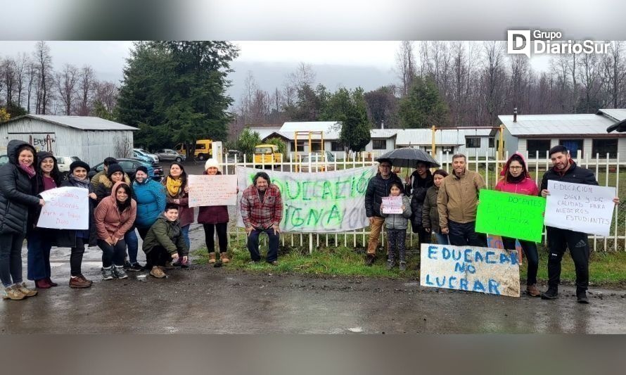 Profesores y apoderados de escuela de Coñaripe protestan por irregularidades